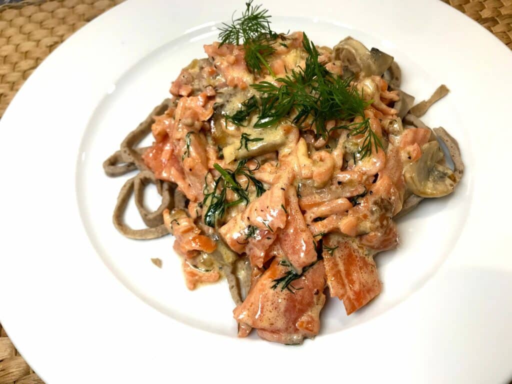 Spagetti og røkelaks i kremet soppsaus