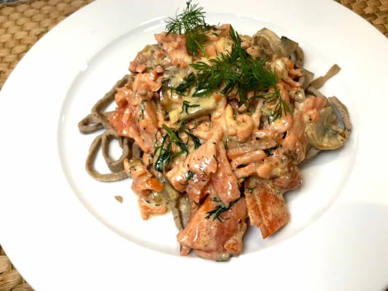 Spagetti og røkelaks i kremet soppsaus