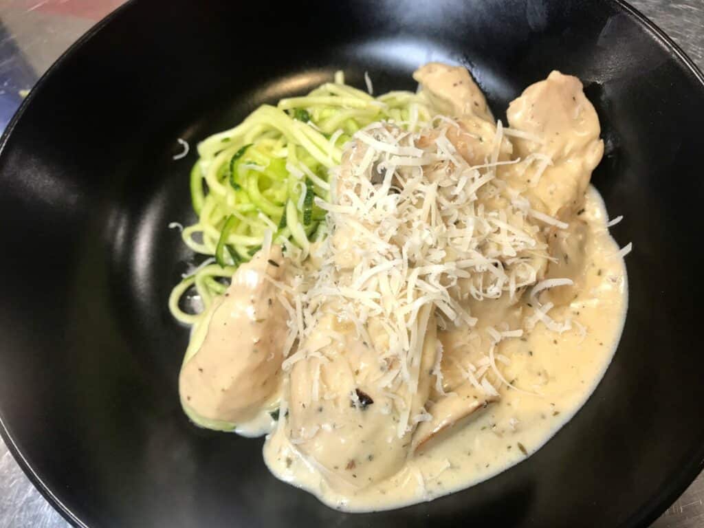 Keto squashspagetti med kylling i fløtesaus og trøffelolje